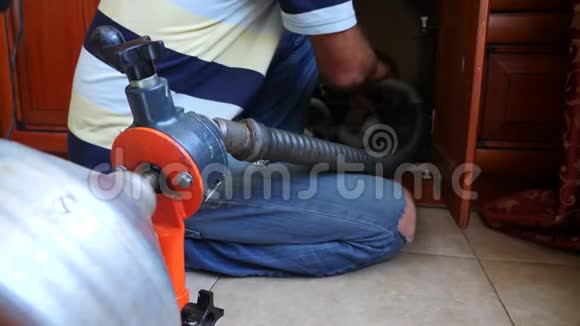 室内管道管道维修特写镜头水管工用设备清洗管道4k慢动作视频的预览图