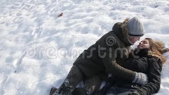 快乐的一对夫妻在寒假期间一起玩在雪园外面度假视频的预览图
