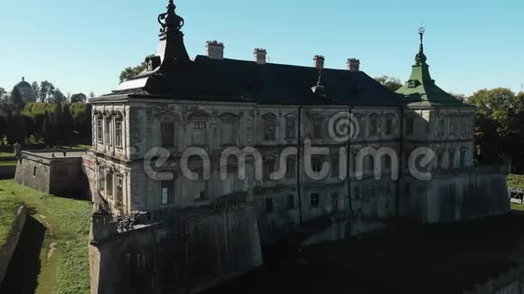 废弃城堡的后墙视频的预览图