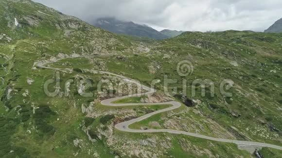 瑞士阿尔卑斯山圣伯纳迪诺山口的鸟瞰图视频的预览图