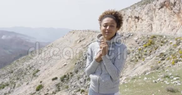 一位年轻的微笑活泼的女人在大自然中摆姿势视频的预览图