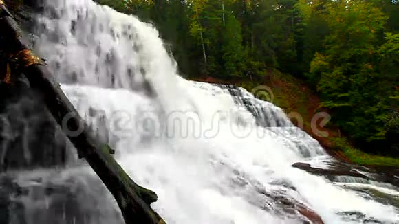 密歇根阿加特瀑布视频的预览图