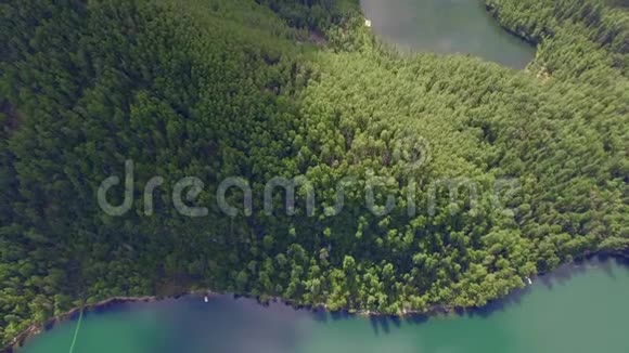 空中摄影天空景观的景观与西伯利亚的一个山湖附近的贝加尔湖斯奈兹纳温暖的湖视频的预览图