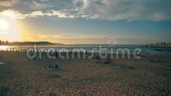 大西洋海岸金色的城市海滩日落非常平静美丽的橙色太阳和戏剧性视频的预览图