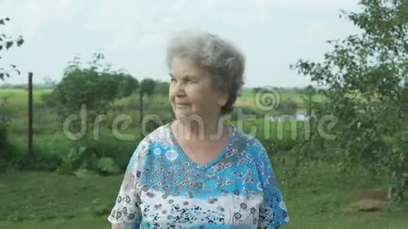 在花园公园散步的老年妇女视频的预览图