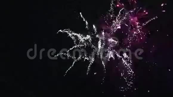 在夜空中爆炸多种颜色的烟花吹吧照明庆祝活动很多镜头视频的预览图