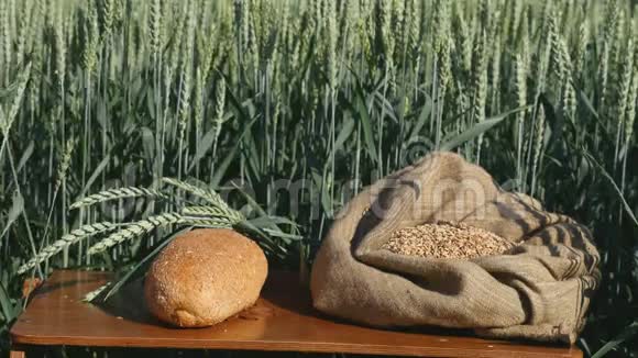 一杯克瓦斯和面包在麦田里视频的预览图