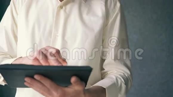 有魅力的年轻人使用数字平板电脑视频的预览图