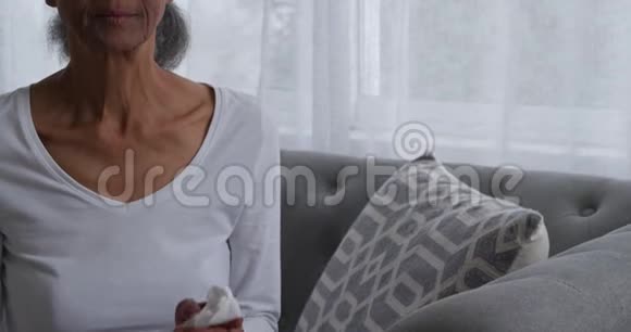 成熟的女人在家里视频的预览图