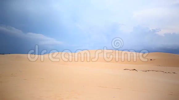 越南梅内的白沙沙丘著名的地方和令人印象深刻的全景相机跟踪镜头高质量的高清视频的预览图