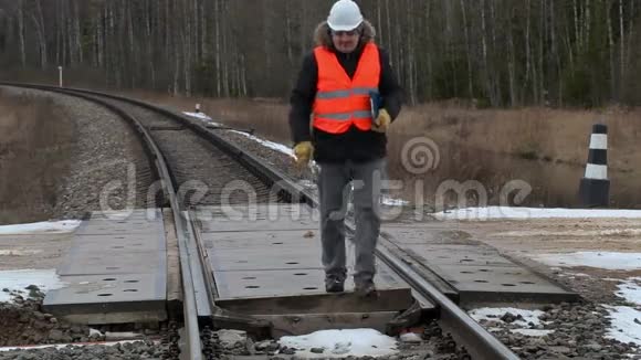 铁路工人有文件和可调扳手在铁路上行走视频的预览图