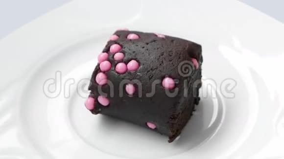 一块巧克力蛋糕和粉红色的球视频的预览图