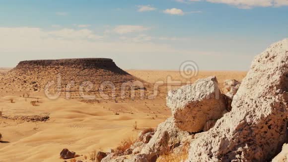 突尼斯撒哈拉沙漠Tembaine山景视频的预览图