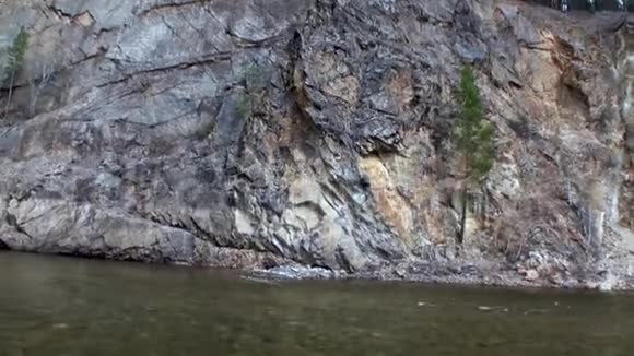 俄罗斯西伯利亚山脉的洛基河岸视频的预览图