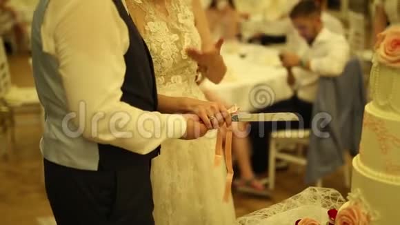 婚礼传统婚礼蛋糕新娘和GR的切割视频的预览图