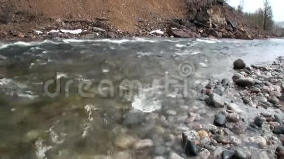 俄罗斯西伯利亚山脉的洛基河岸视频的预览图
