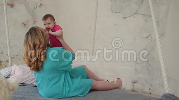 多情的母亲和她的宝贝女儿视频的预览图