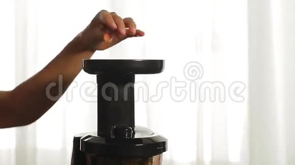 新鲜的橙汁把果汁机倒在玻璃杯里视频的预览图