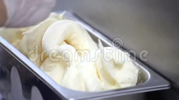 用专业机器准备冰淇淋桃味视频的预览图