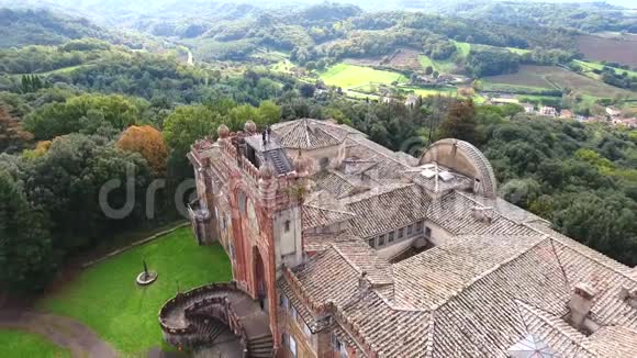 空中射击华丽的意大利三梅扎诺城堡中世纪建筑东方风格视频的预览图