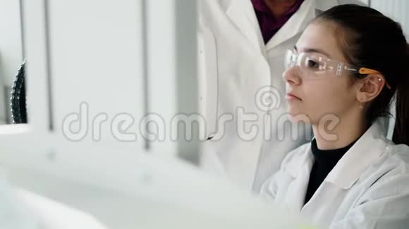 使用显微镜进行实验室医学检验的妇女视频的预览图