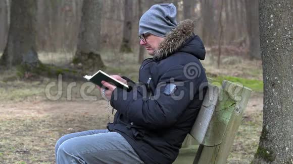 在公园里人们在长凳上读圣经祈祷视频的预览图