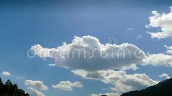 云的运动过度下垂视频的预览图