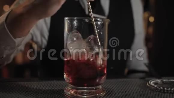 酒保展示了他的混合饮料艺术视频的预览图