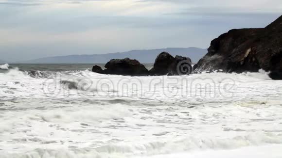 缓慢运动的海浪冲击着海岬视频的预览图