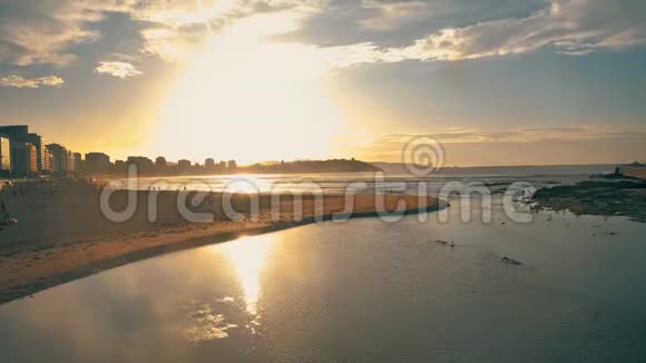 大西洋海岸金色的城市海滩日落非常平静美丽的橙色太阳和戏剧性视频的预览图