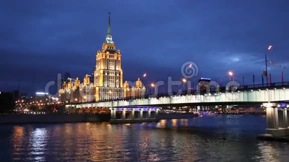 乌克兰酒店诺瓦巴茨基桥晚上莫斯科河莫斯科视频的预览图