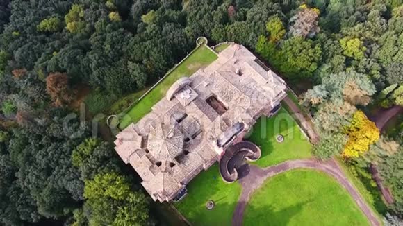 空中射击华丽的意大利三梅扎诺城堡中世纪建筑东方风格视频的预览图