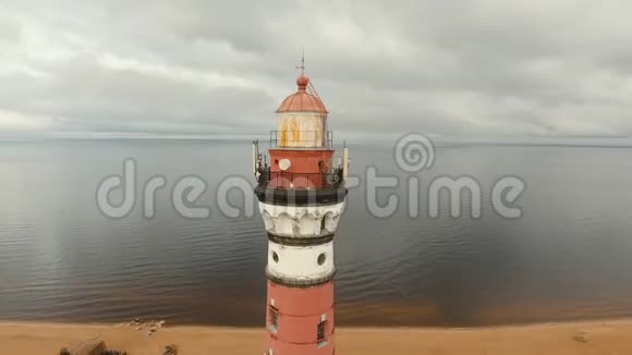 海岸上的老灯塔视频的预览图