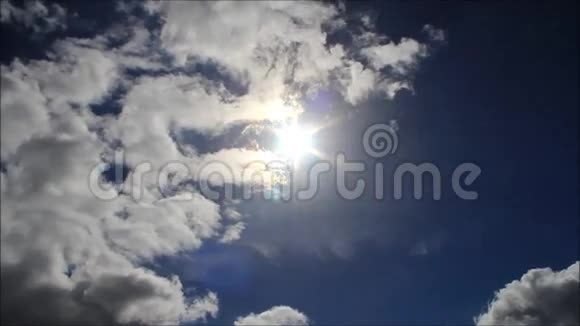 太阳穿过蓝天的云层时光流逝视频的预览图
