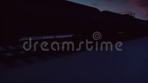 照相机在日落时用油从铁路上经过蓄水池循环现实动画视频的预览图