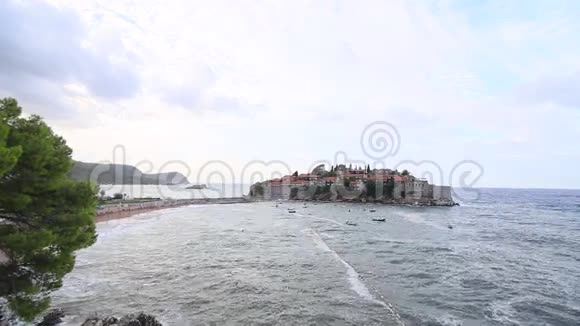斯维蒂斯特凡岛海滩上的暴风雨黑山视频的预览图