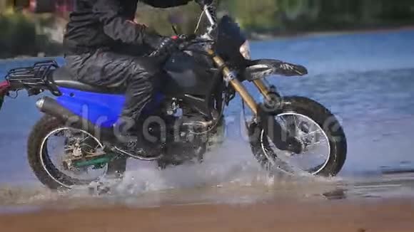 极端驾驶摩托车一个熟练的骑自行车的人骑在水边视频的预览图