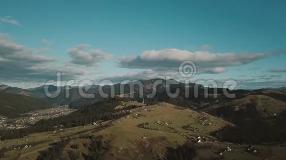 秋天在喀尔巴阡山上飞过美丽的山林山上的人们正享受着阳光视频的预览图