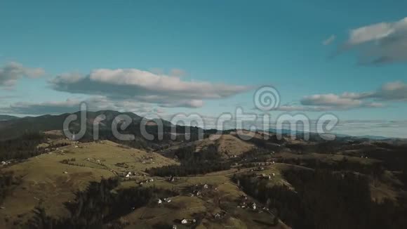 秋天在喀尔巴阡山上飞过美丽的山林山上的人们正享受着阳光视频的预览图