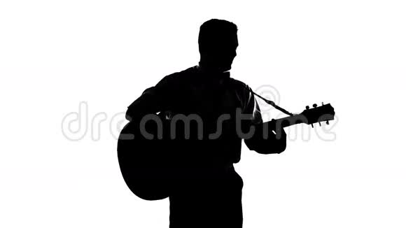 白色吉他手的黑色轮廓视频的预览图