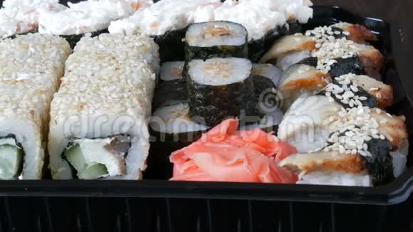 时尚新鲜寿司配有各种寿司卷特写视频的预览图