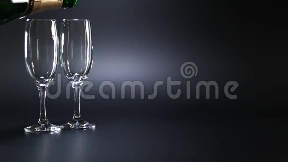 黑色背景下的香槟酒杯2视频的预览图