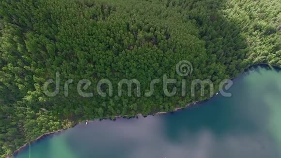 空中摄影天空景观的景观与西伯利亚的一个山湖附近的贝加尔湖斯奈兹纳温暖的湖视频的预览图