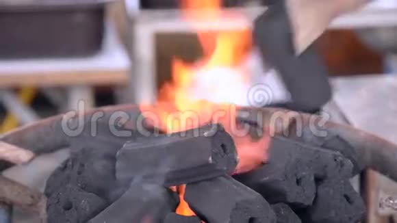 木炭燃烧视频的预览图