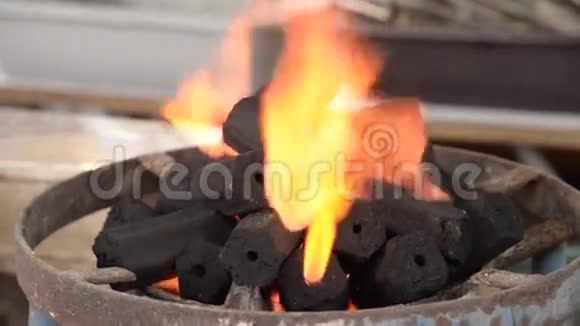 木炭燃烧视频的预览图