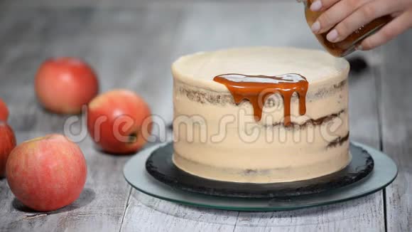 美味的苹果蛋糕用自制焦糖酱装饰视频的预览图