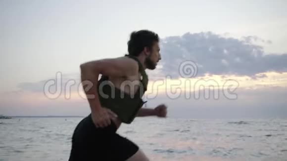 沙滩上的男运动员视频的预览图