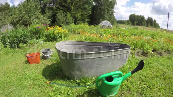 带浇水装置的花园延时4K视频的预览图