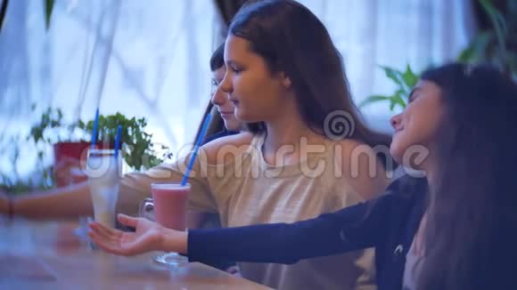 一群孩子在咖啡馆里喝奶昔青少年室内儿童咖啡馆儿童慢视频娱乐室内视频的预览图