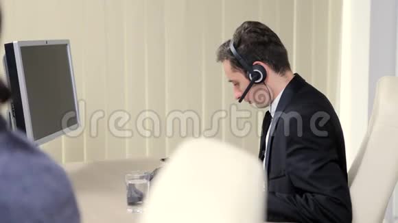 商人用耳机在热线上聊天视频的预览图